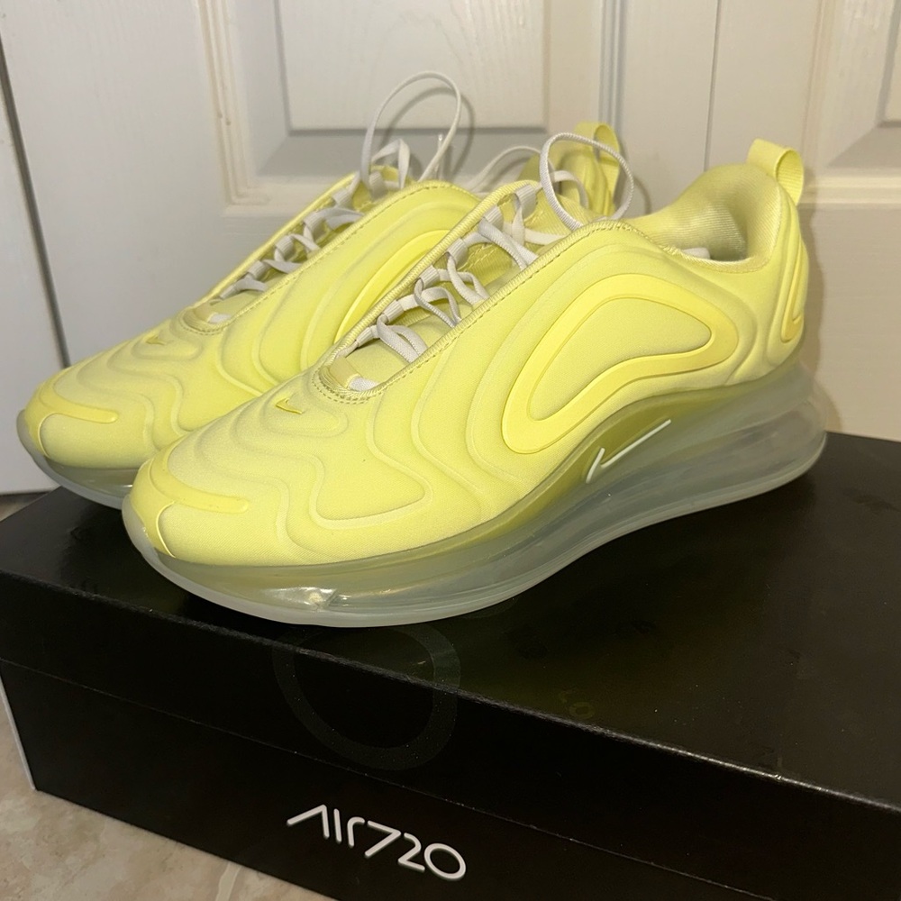 Nike Air Max 720 Women’s size 8